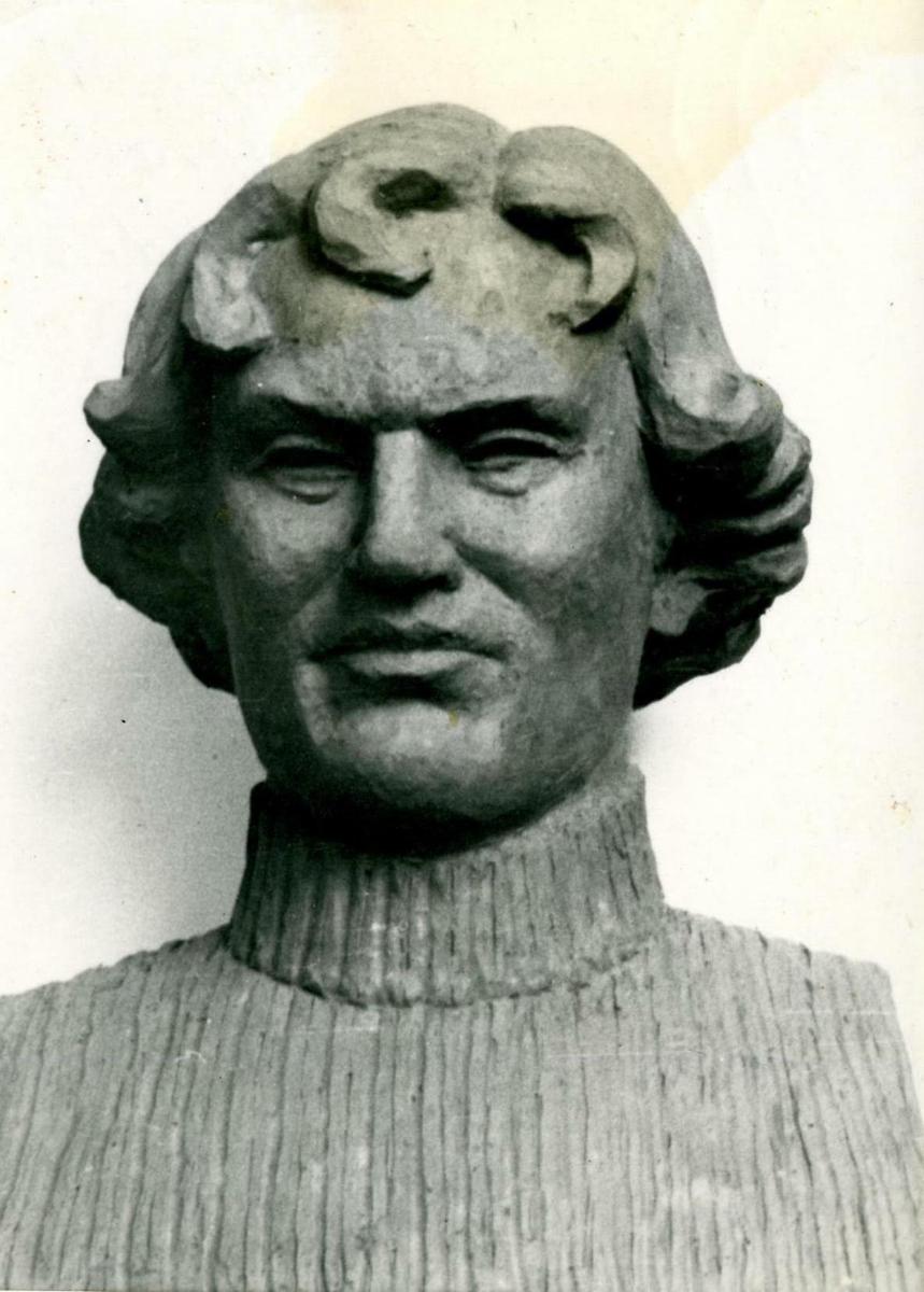 Бюст работы скульптора Н.В. Блажкова